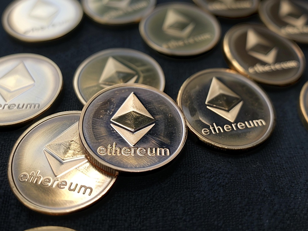 AI概念币ACT、IP 同步暴跌20% 又迅速反弹！诡异的币价走势引热议
